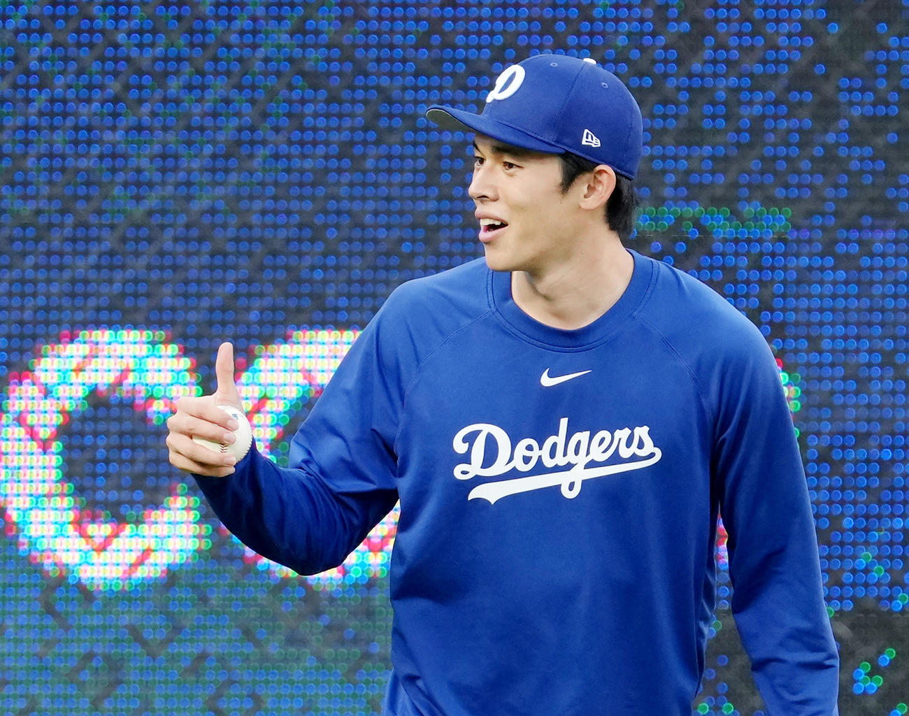 地区シリーズ・ドジャース対フィリーズ　前日練習で調整するドジャース佐々木は、同僚に向かってサムズアップポーズを見せる（撮影・菅敏）