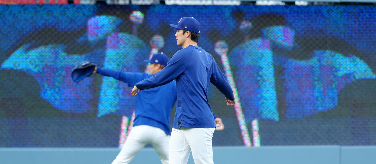 地区シリーズ・ドジャース対フィリーズ　前日練習でキャッチボールをする山本（後方）を横目に調整するドジャース佐々木（撮影・菅敏）