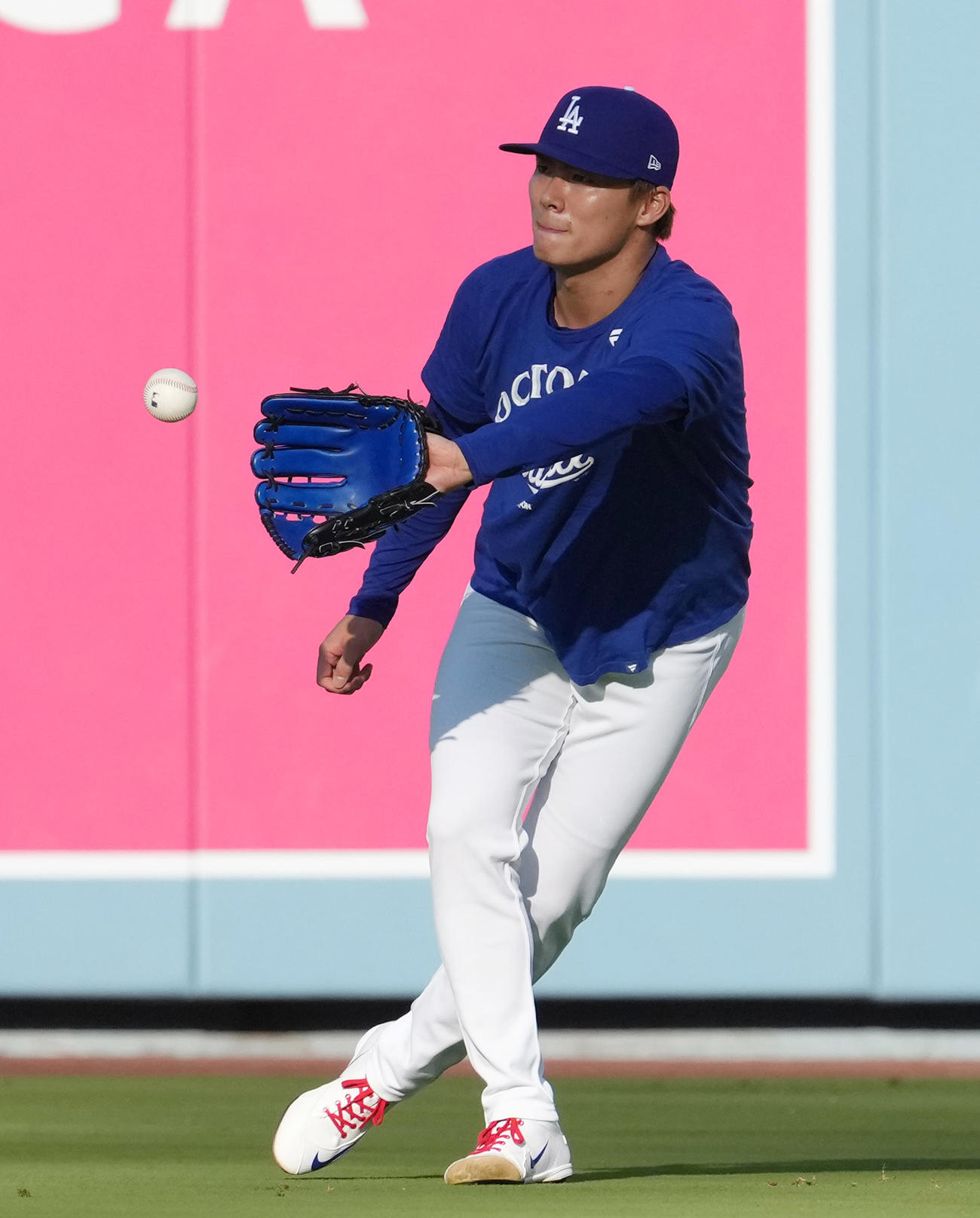 地区シリーズ・ドジャース対フィリーズ　前日練習でキャッチボールをするドジャース山本（撮影・菅敏）