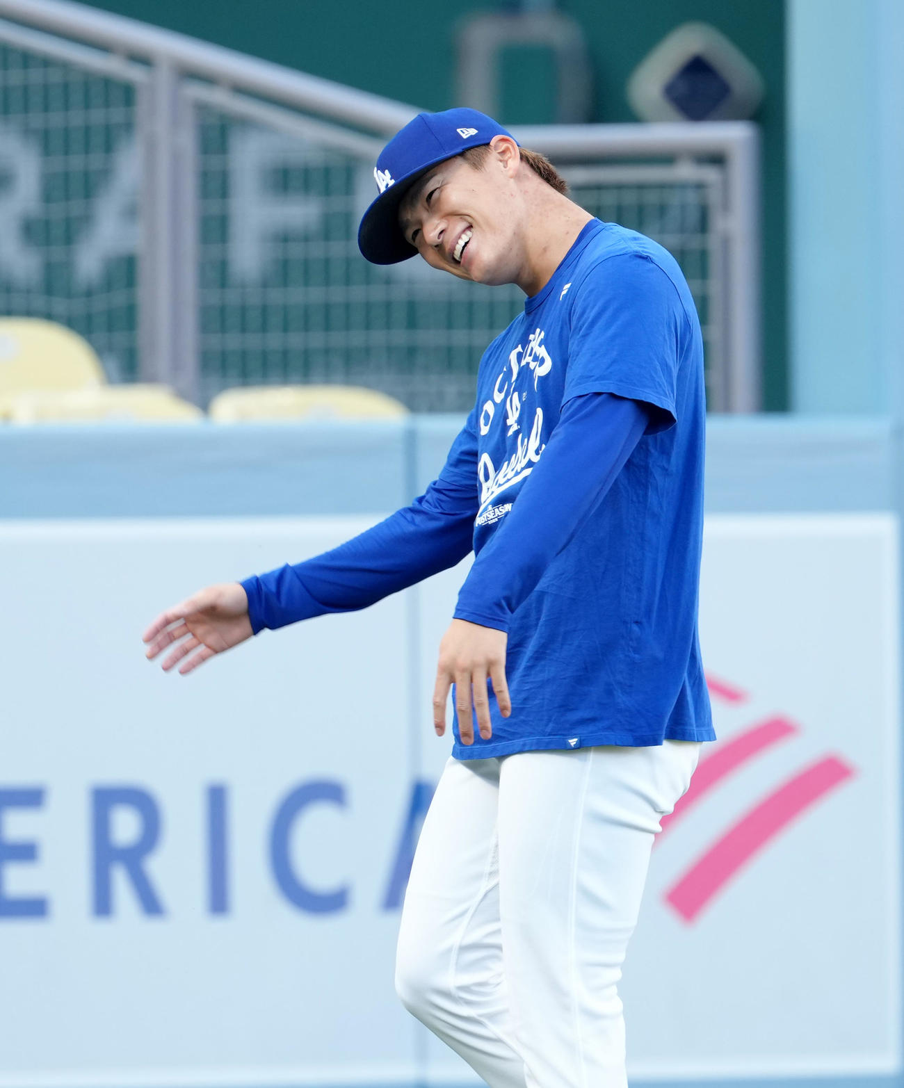 地区シリーズ・ドジャース対フィリーズ　前日練習で調整するドジャース山本（撮影・菅敏）