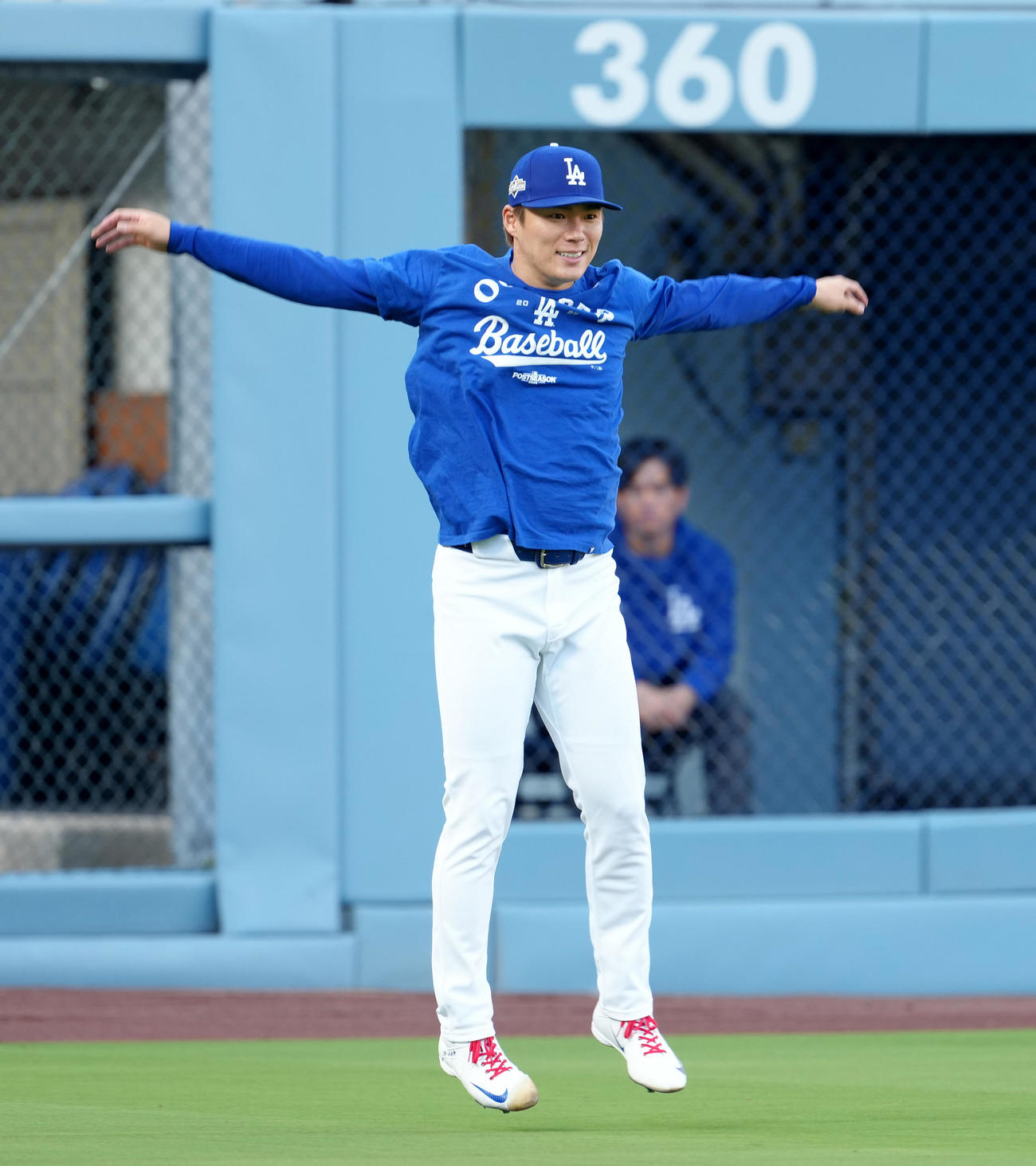 地区シリーズ・ドジャース対フィリーズ　前日練習で調整するドジャース山本（撮影・菅敏）