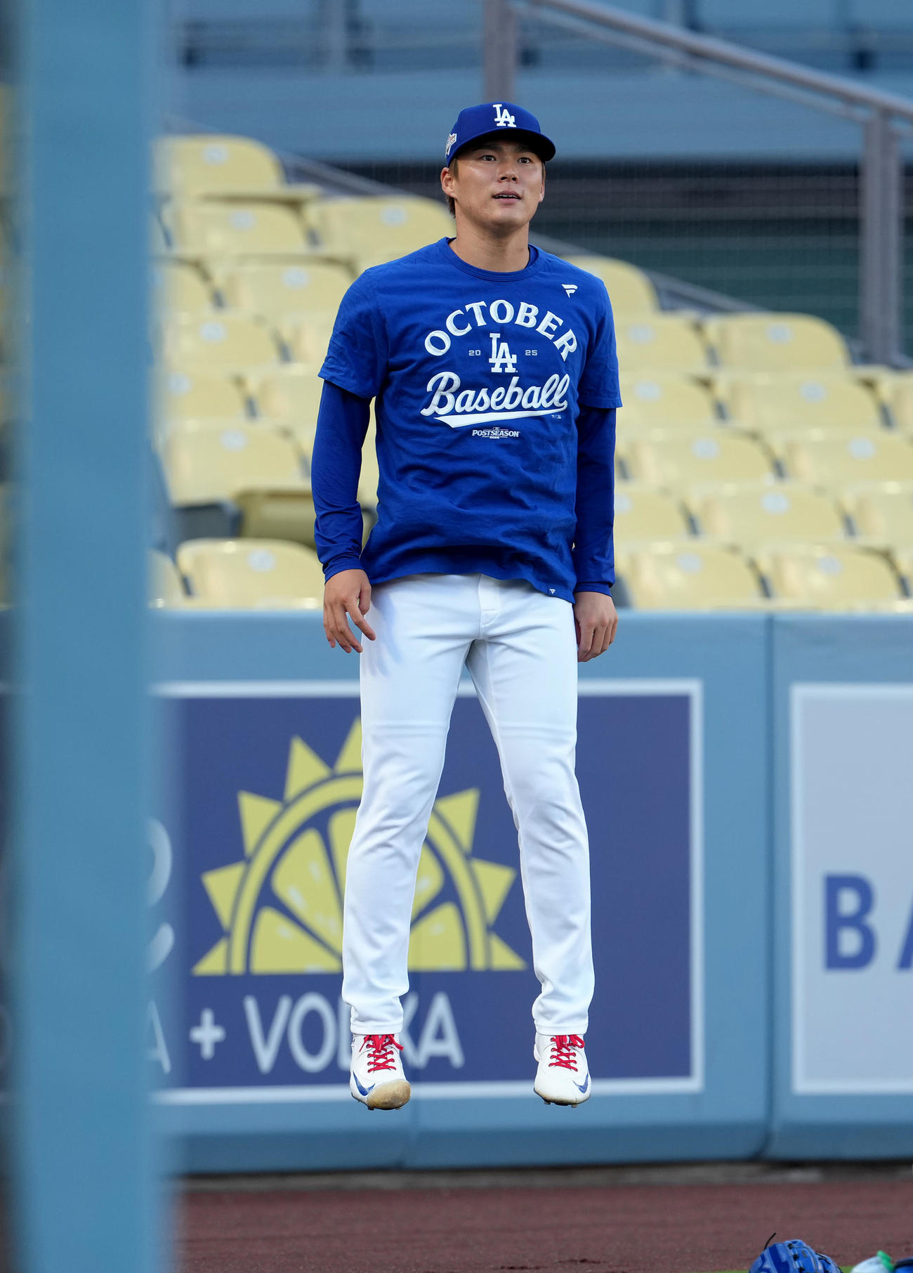 地区シリーズ・ドジャース対フィリーズ　前日練習で調整するドジャース山本（撮影・菅敏）