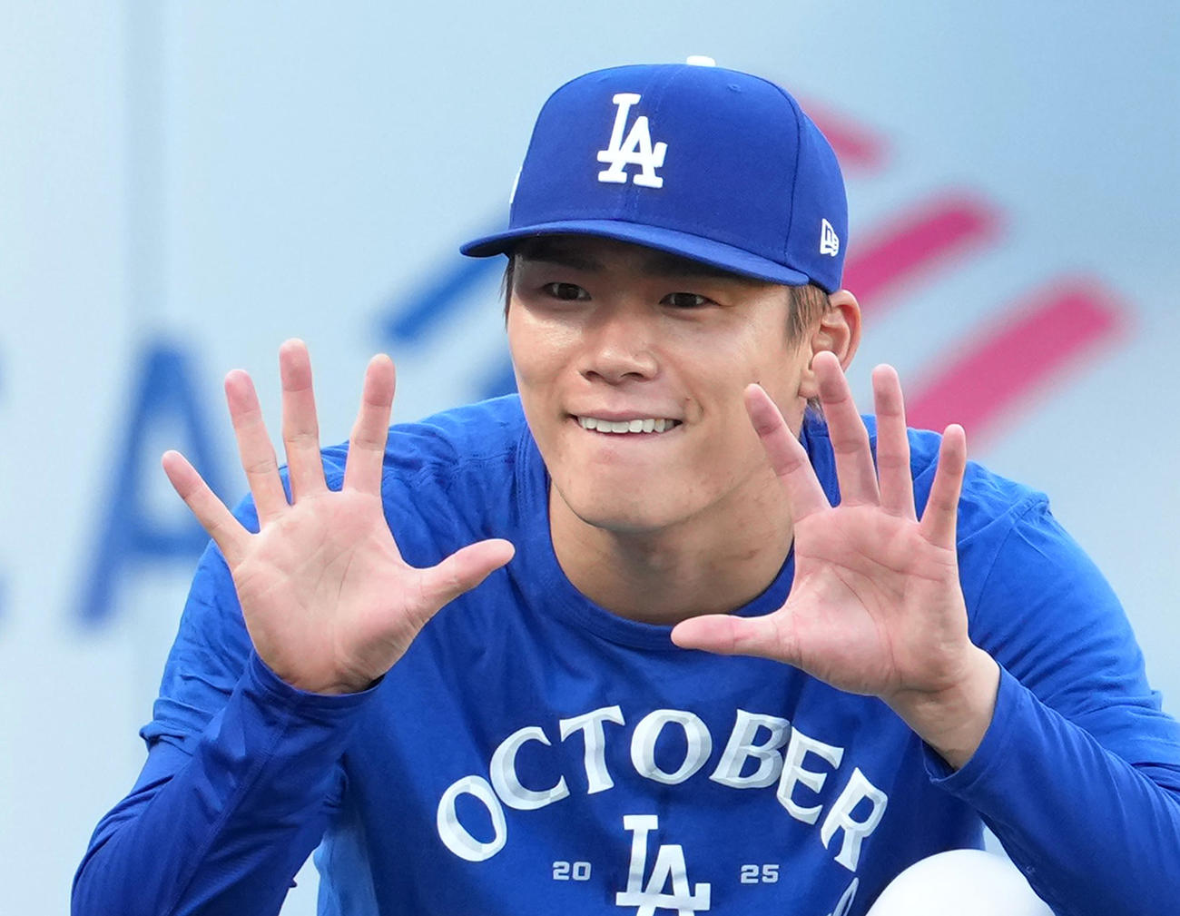 地区シリーズ・ドジャース対フィリーズ　前日練習でポーズをとるドジャース山本（撮影・菅敏）