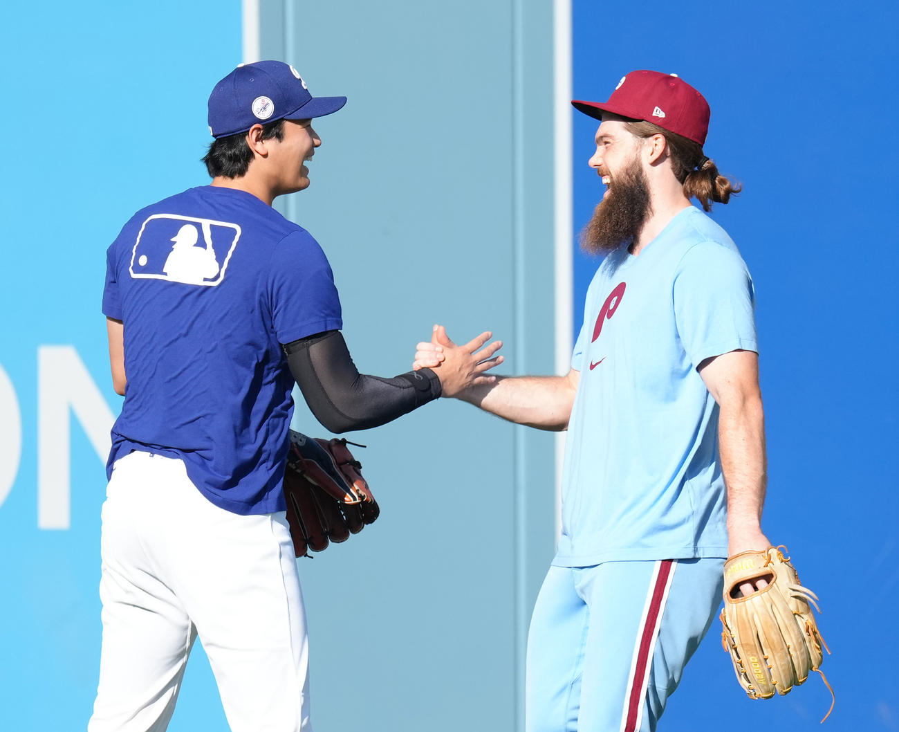 地区シリーズ・ドジャース対フィリーズ　試合前、フィリーズ・マーシュ（右）にあいさつするドジャース大谷（撮影・菅敏）