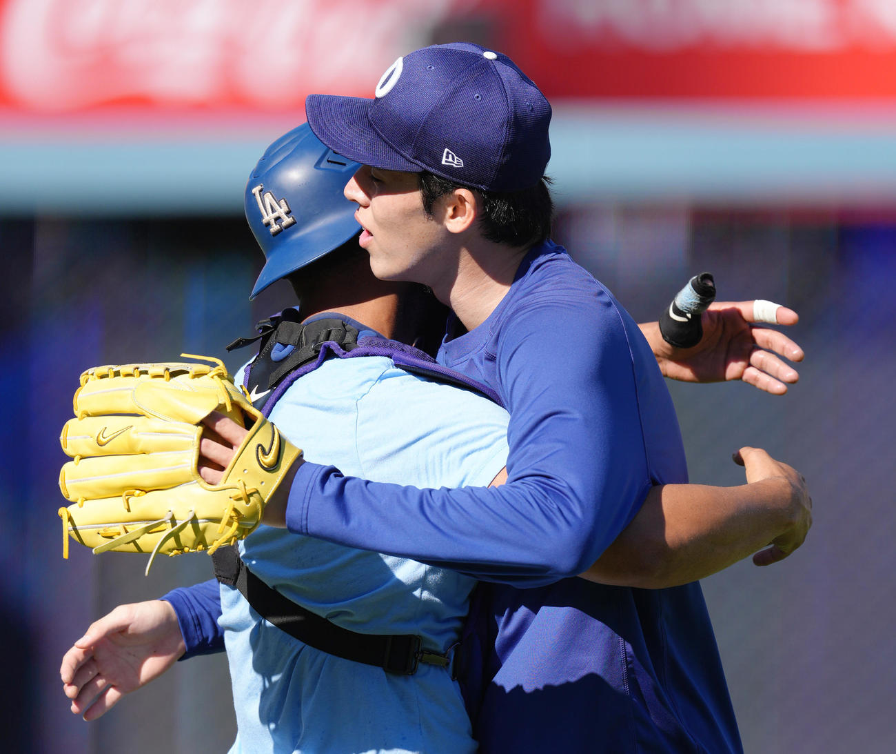 地区シリーズ・ドジャース対フィリーズ　試合前、キャッチボールを終え、捕手とハグするドジャース佐々木（撮影・菅敏）