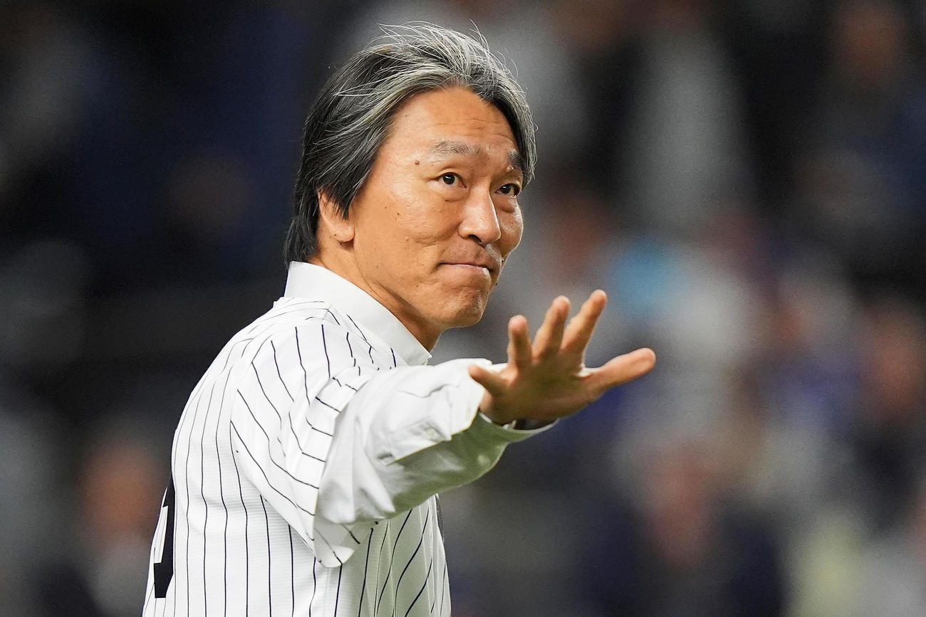 地区シリーズ第4戦で始球式を務めた松井秀喜氏（AP）