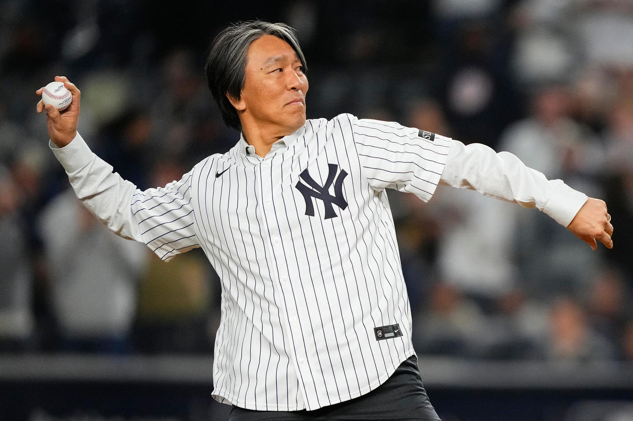地区シリーズ第4戦で始球式を務めた松井秀喜氏（AP）