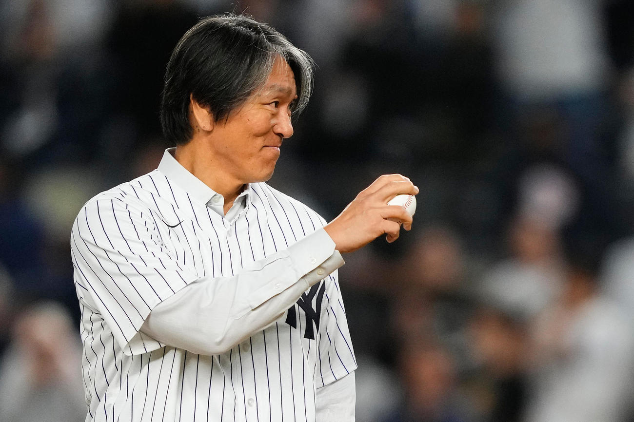 地区シリーズ第4戦で始球式を務めた松井秀喜氏（AP）