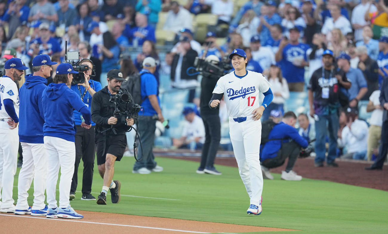 地区シリーズ・ドジャース対フィリーズ　試合前のセレモニーでコールされ、フィールドに登場するドジャース大谷（撮影・菅敏）