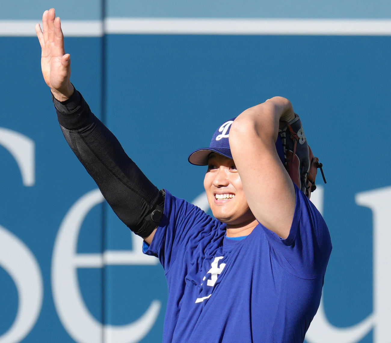 地区シリーズ・ドジャース対フィリーズ　試合前、キャッチボールをするドジャース大谷は、投球がそれて驚く（撮影・菅敏）