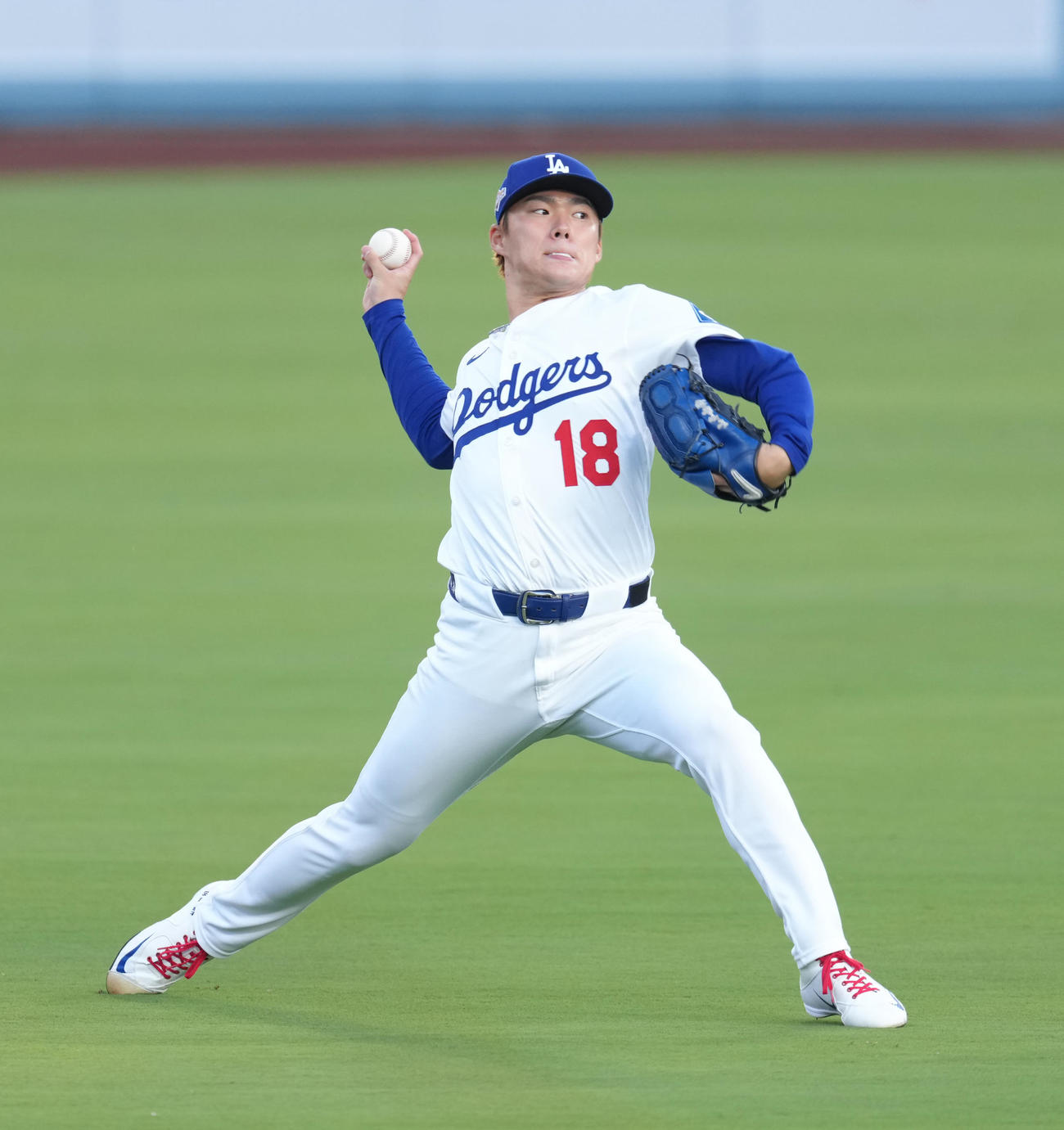 地区シリーズ・ドジャース対フィリーズ　試合前、アップをするドジャース先発の山本（撮影・菅敏）
