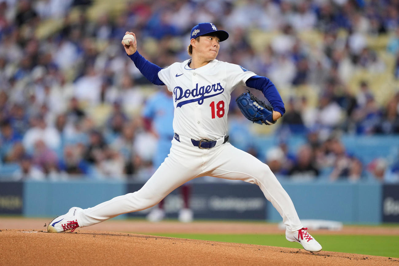 フィリーズ戦で力投するドジャース山本由伸（AP）

