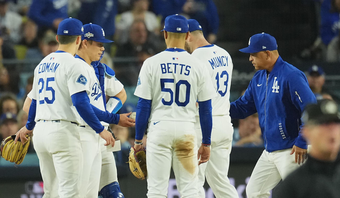 地区シリーズ・ドジャース対フィリーズ　5回表フィリーズ無死一、二塁、ロバーツ監督（右端）にボールを手渡し、降板する山本（撮影・菅敏）