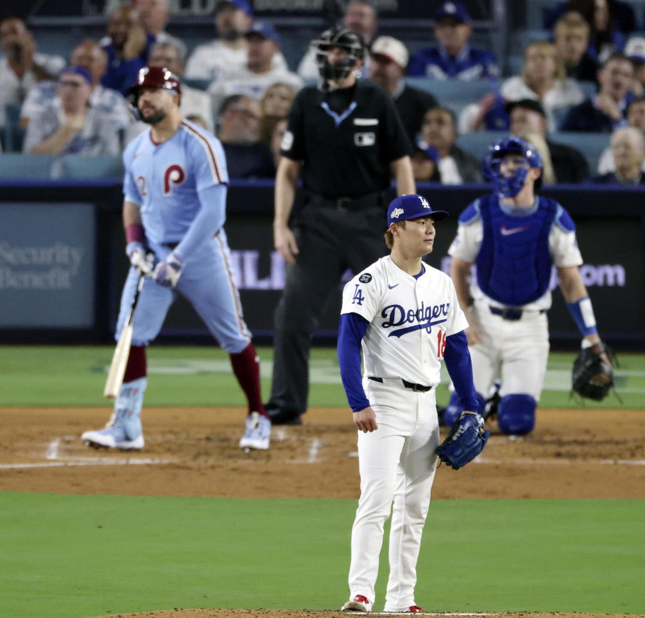 フィリーズ戦の4回、シュワバーに本塁打を浴びたドジャース山本（共同）