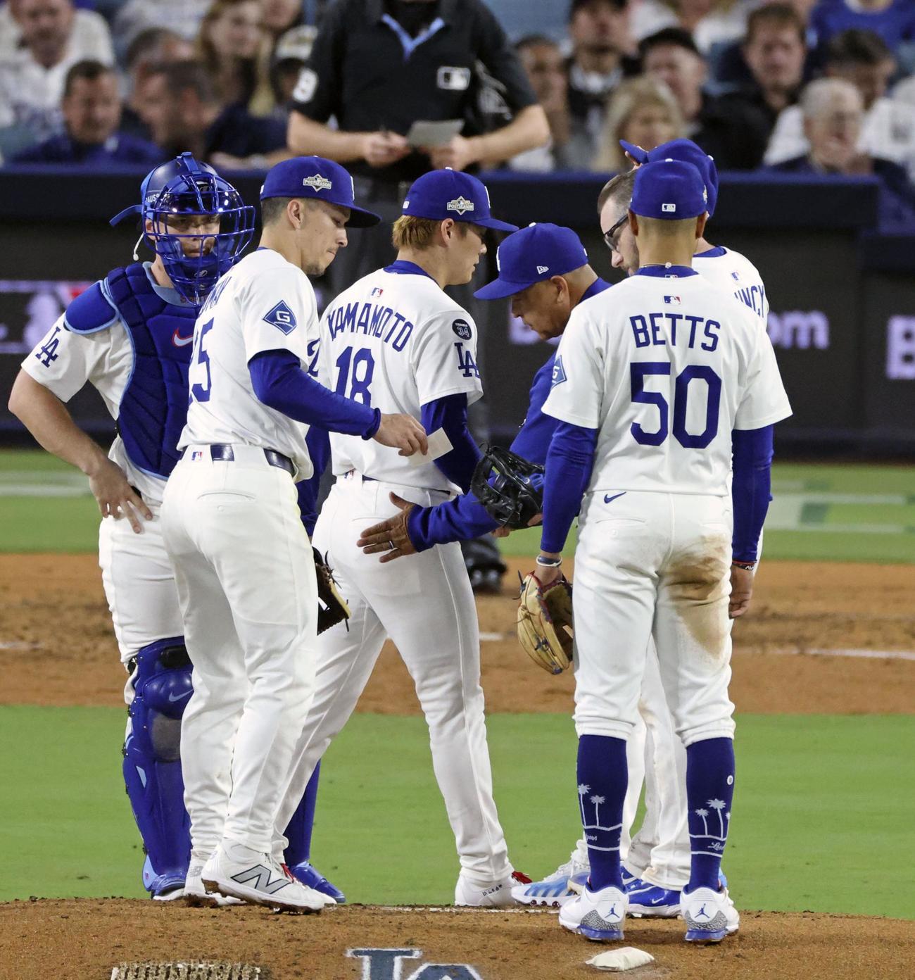 フィリーズ戦の5回途中、ロバーツ監督（左から4人目）に降板を告げられたドジャース先発・山本（同3人目）（共同）
