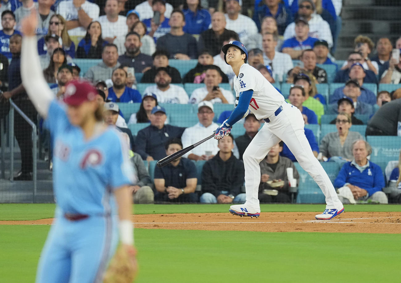 地区シリーズ・ドジャース対フィリーズ　1回裏ドジャース無死、左飛に倒れる大谷（撮影・菅敏）
