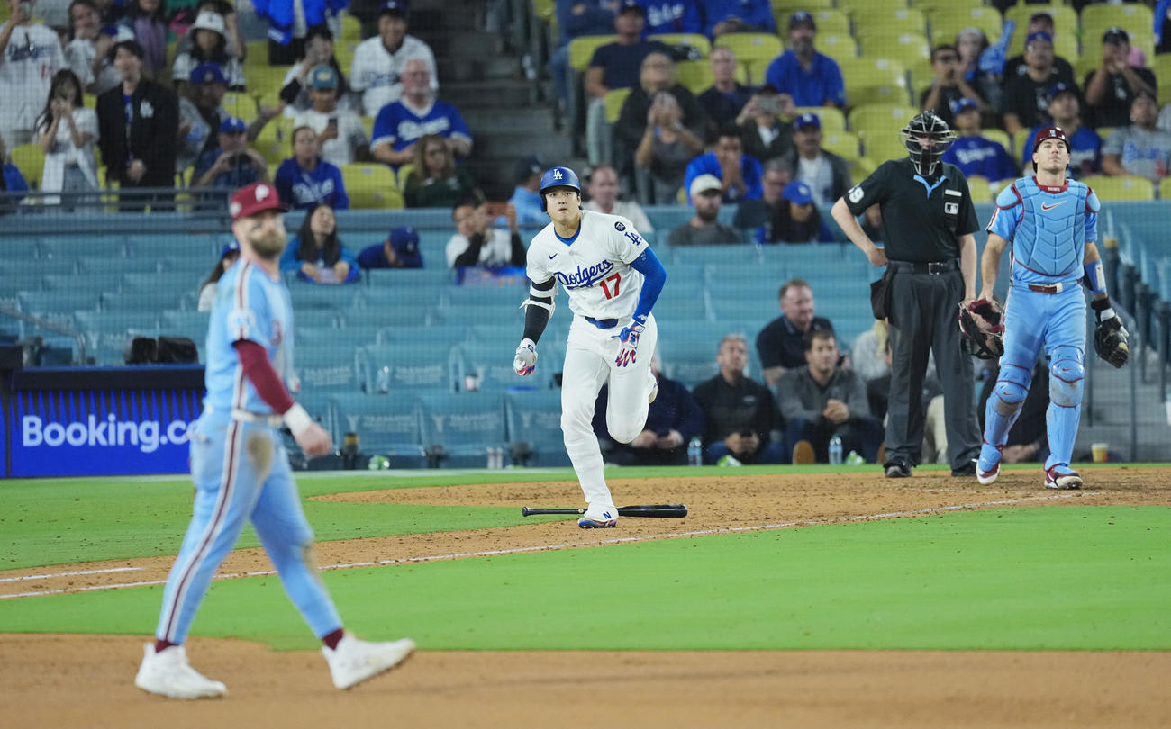 地区シリーズ・ドジャース対フィリーズ　9回裏ドジャース2死一、三塁、右飛に倒れ、ゲームセットとする大谷（撮影・菅敏）