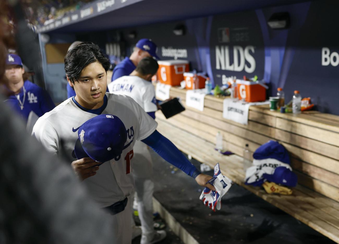 フィリーズに敗れ引き揚げるドジャース大谷（共同）