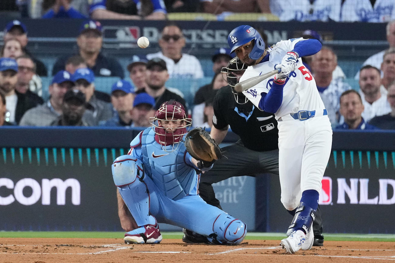 フィリーズ戦1回に三塁打を放つドジャース・ベッツ（AP）
