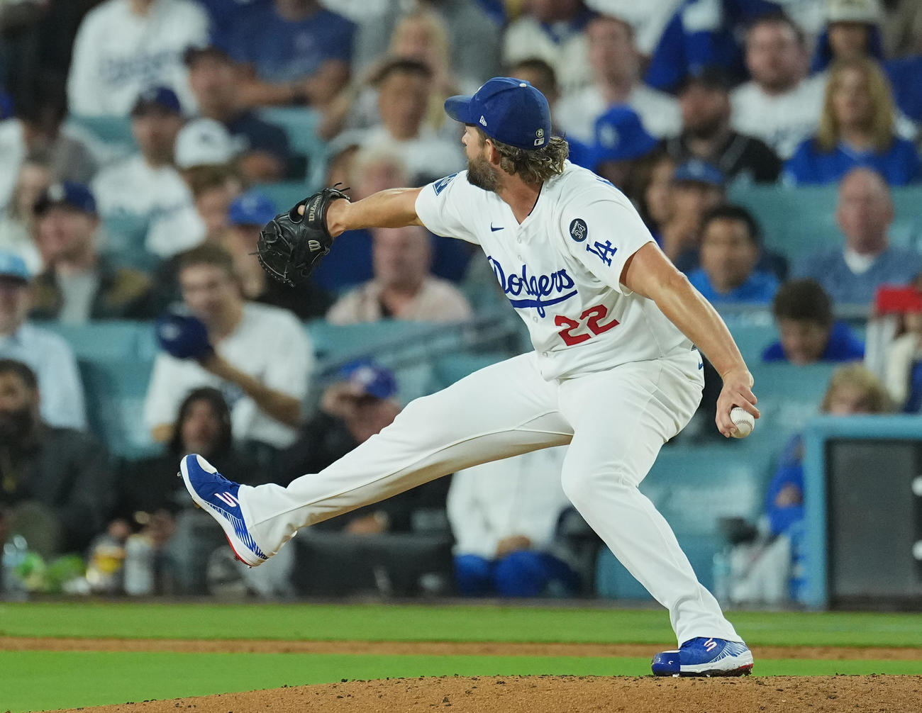 地区シリーズ・ドジャース対フィリーズ　7回に登板し、力投するドジャース・カーショー（撮影・菅敏）