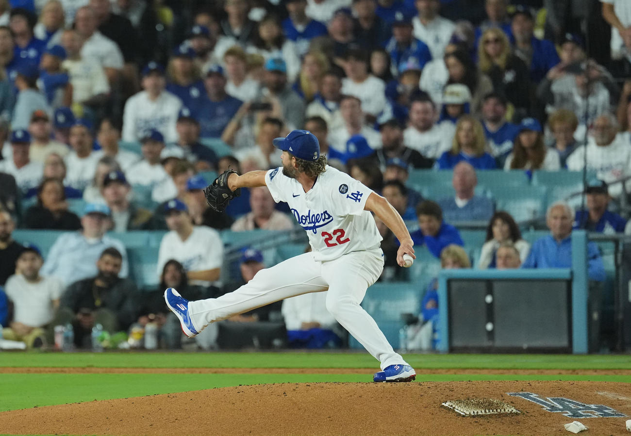 地区シリーズ・ドジャース対フィリーズ　7回に登板し、力投するドジャース・カーショー（撮影・菅敏）