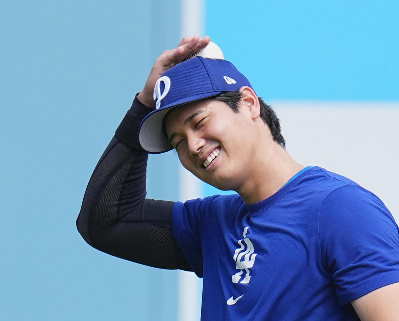 地区シリーズ・ドジャース対フィリーズ　試合前、キャッチボール中におどどけてチャレンジのポーズをとるドジャース大谷（撮影・菅敏）
