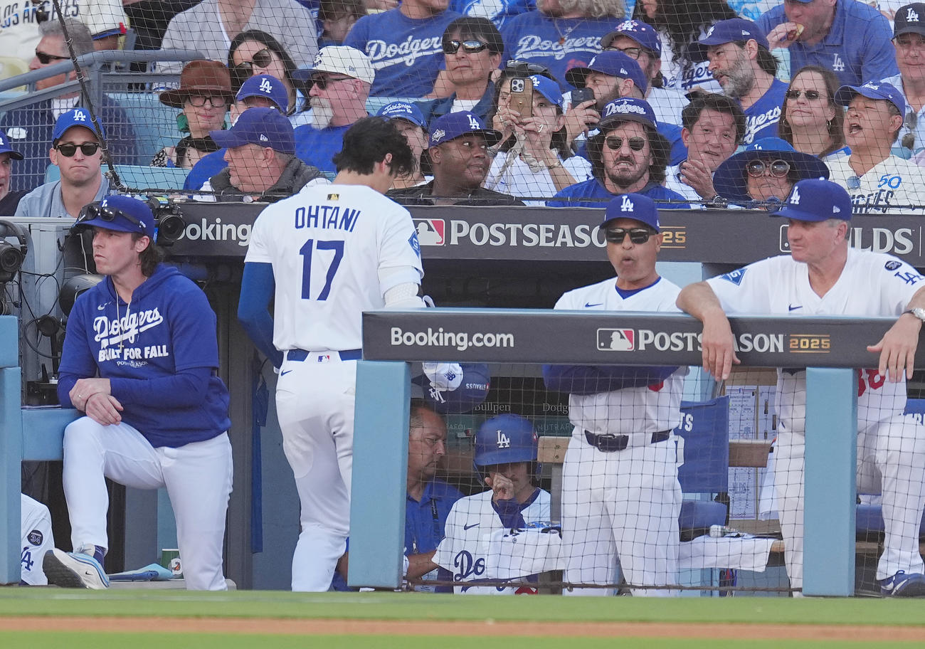 地区シリーズ・ドジャース対フィリーズ　6回裏ドジャース無死、空振りの三振に倒れ、ロバーツ監督（右から2人目）を前にベンチに戻る大谷（撮影・菅敏）