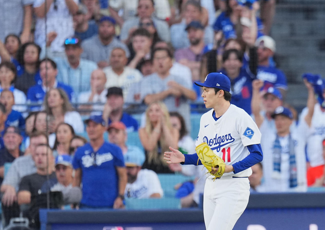 地区シリーズ・ドジャース対フィリーズ　8回から登板し、この回の投球を終えてグラブをたたく佐々木（撮影・菅敏）