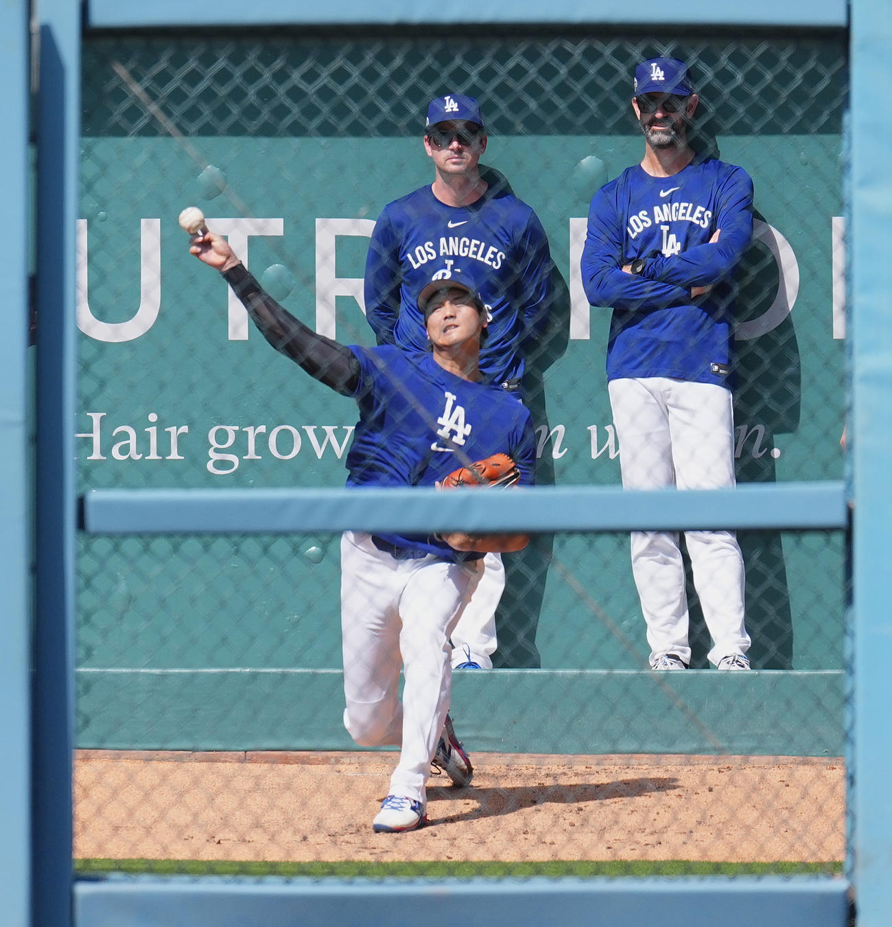地区シリーズ・ドジャース対フィリーズ　試合前、ブルペンで投球練習をするドジャース大谷（撮影・菅敏）