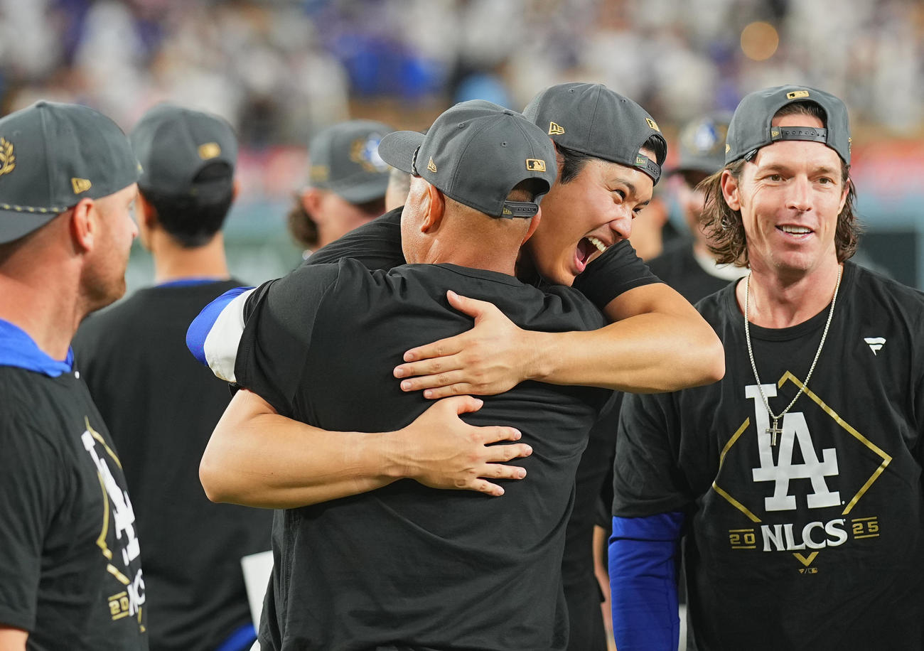 地区シリーズ・ドジャース対フィリーズ　11回、サヨナラでリーグチャンピンシップに進出を決め、ロバーツ監督（左）と抱き合う大谷（撮影・菅敏）