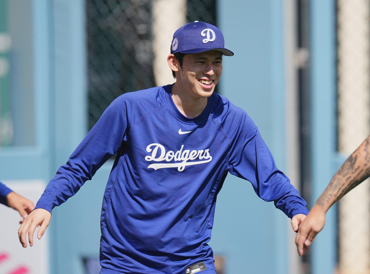 地区シリーズ・ドジャース対フィリーズ　試合前、笑顔でアップをするドジャース佐々木（撮影・菅敏）