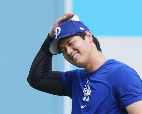 地区シリーズ・ドジャース対フィリーズ　試合前、キャッチボール中におどどけてチャレンジのポーズをとるドジャース大谷（撮影・菅敏）