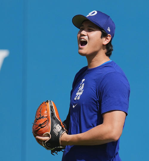 地区シリーズ・ドジャース対フィリーズ　試合前の練習で球拾いをするアイアトン氏が落球し、声を上げるドジャース大谷（撮影・菅敏）