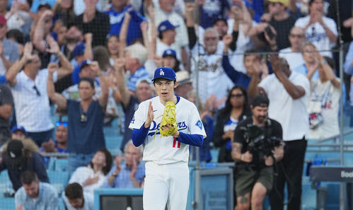 地区シリーズ・ドジャース対フィリーズ　10回表フィリーズ2死、T・ターナーを右飛に打ち取り、グラブをたたく佐々木（撮影・菅敏）