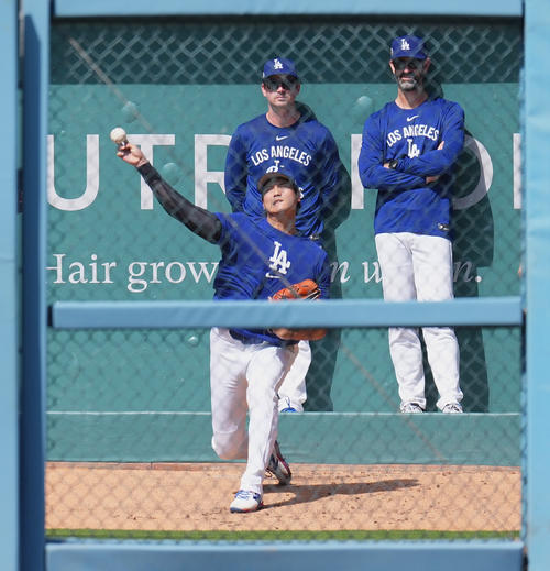 地区シリーズ・ドジャース対フィリーズ　試合前、ブルペンで投球練習をするドジャース大谷（撮影・菅敏）