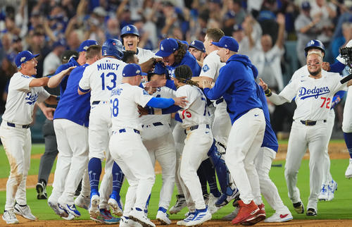 地区シリーズ・ドジャース対フィリーズ　11回、サヨナラでリーグチャンピンシップに進出を決め、歓喜するドジャースナイン（撮影・菅敏）