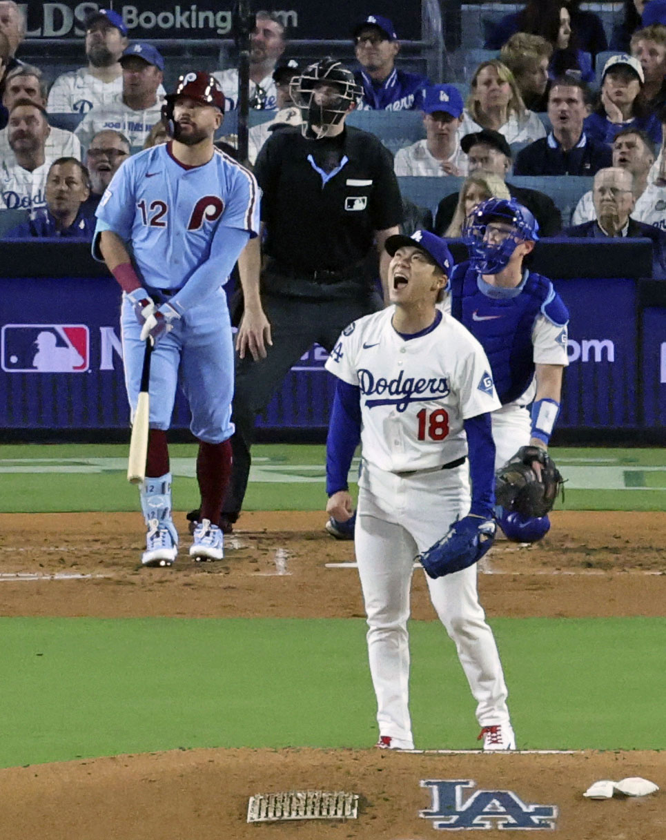 フィリーズ戦の4回、シュワバーに本塁打を浴び、叫ぶドジャース山本（共同）