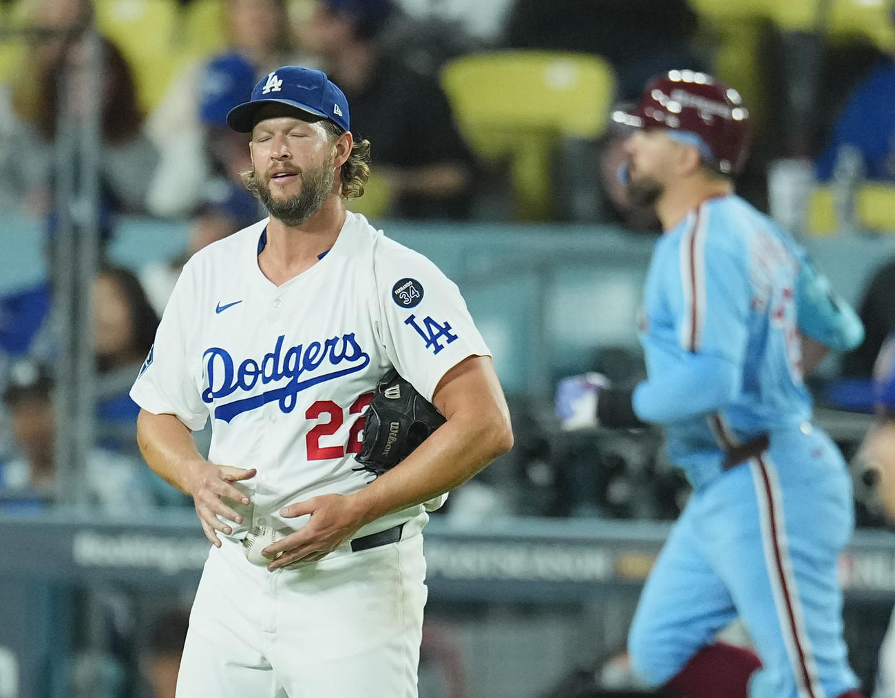 地区シリーズ・ドジャース対フィリーズ　8回表フィリーズ1死一塁、シュワバー（後方）に2点本塁打を打たれ、肩を落とすカーショー（撮影・菅敏）