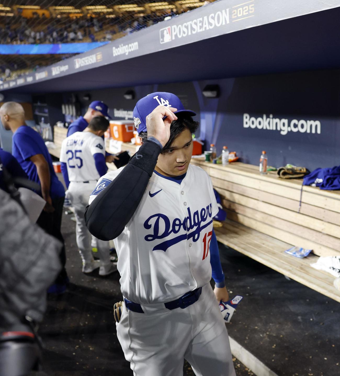 フィリーズに敗れ引き揚げるドジャース大谷（共同）