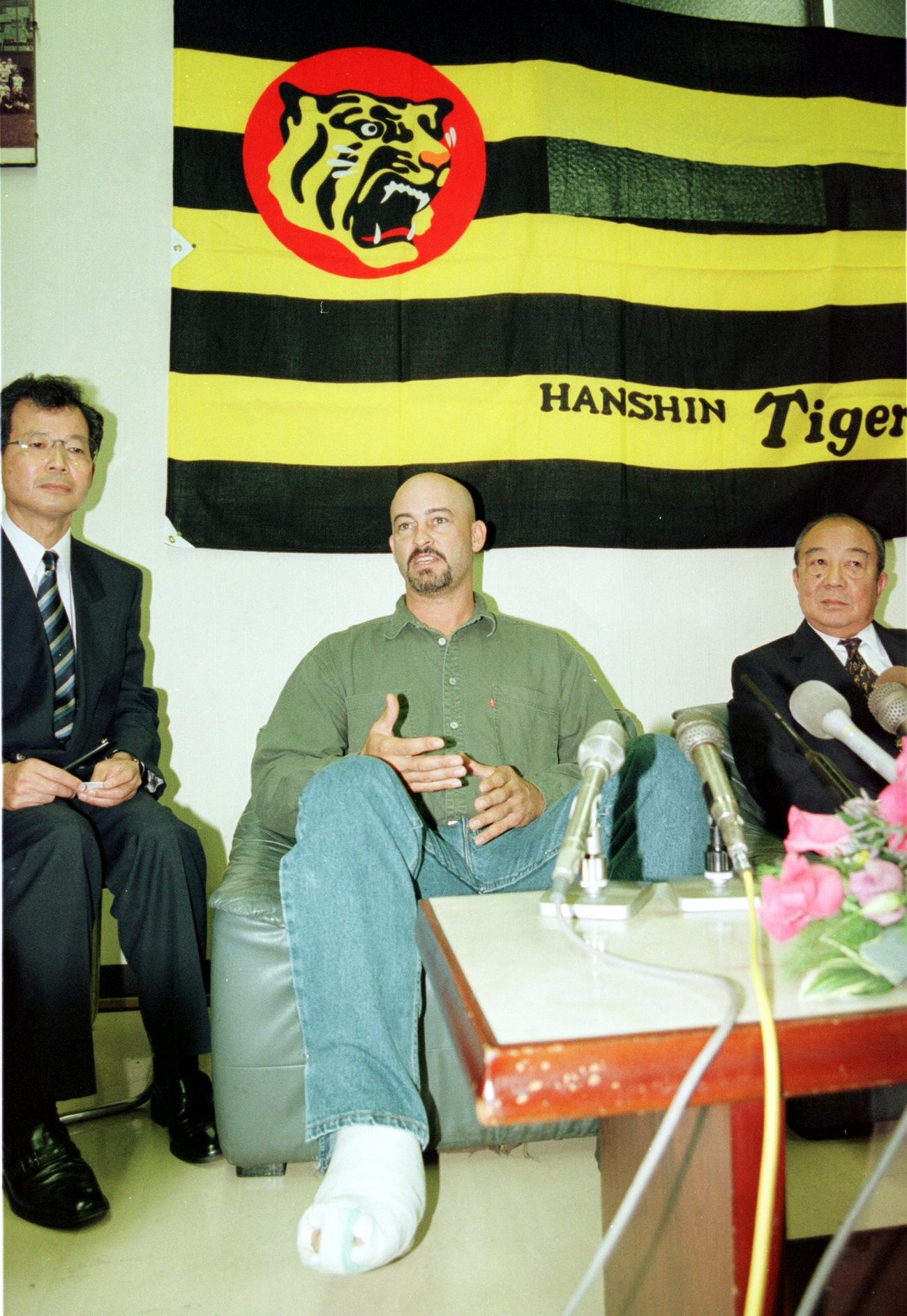 97年5月14日、引退会見に臨むグリーンウェルさん。右は三好球団社長