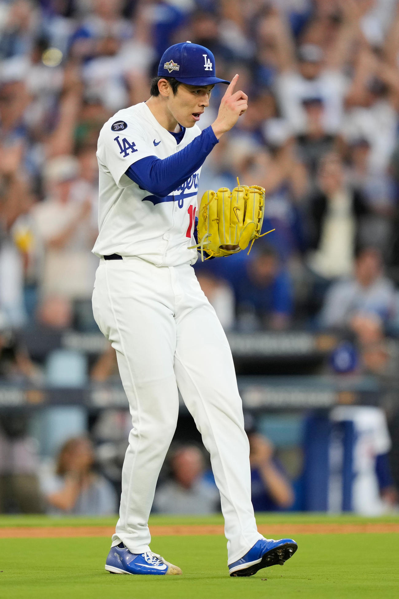 フィリーズ戦の10回、ターナーを討ち取り喜ぶドジャース佐々木朗希（AP）