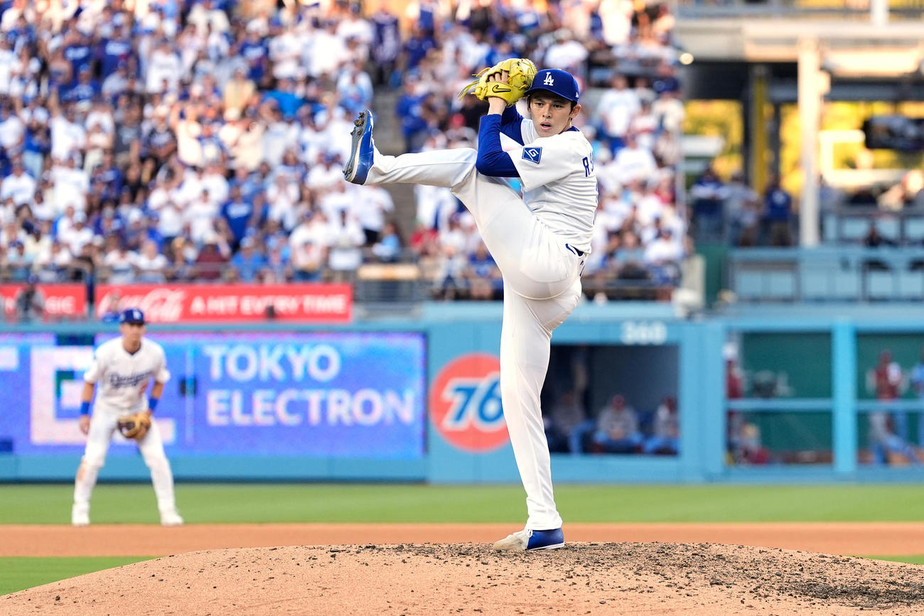 フィリーズ戦の9回、マウンドに上がるドジャース佐々木朗希（AP）