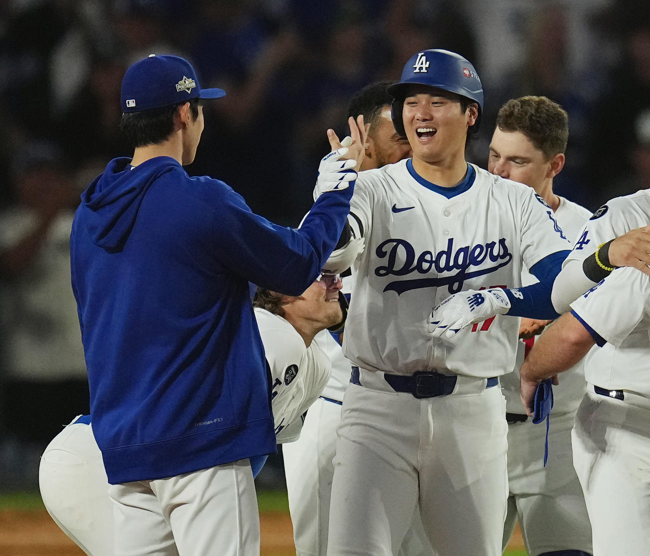 地区シリーズ・ドジャース対フィリーズ　11回、サヨナラでリーグチャンピンシップに進出を決め、佐々木（左）とタッチをする大谷（撮影・菅敏）