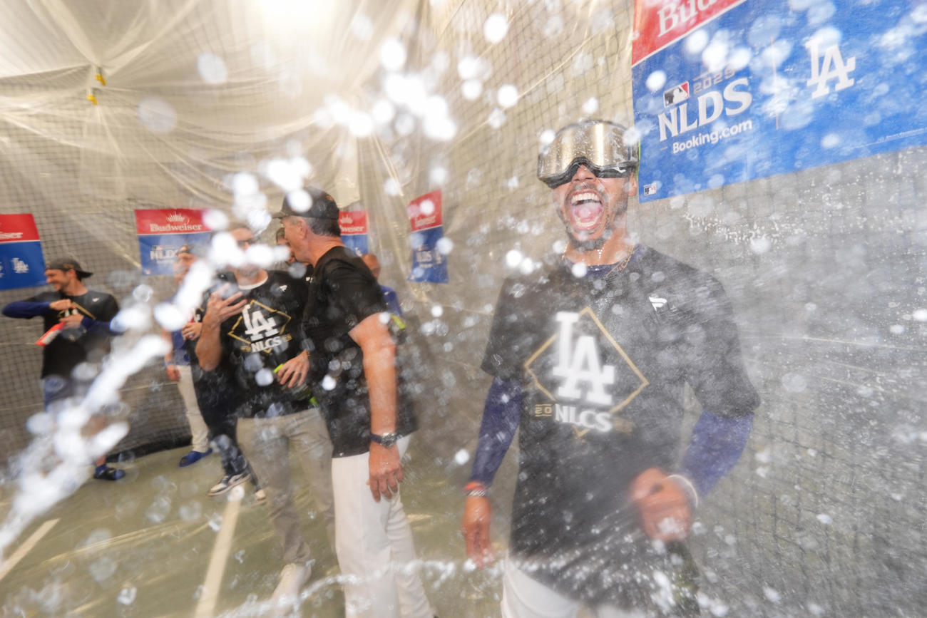 ドジャース－フィリーズ　リーグ優勝決定シリーズ進出を決め、祝勝会で盛り上がるドジャースのベッツ（AP）