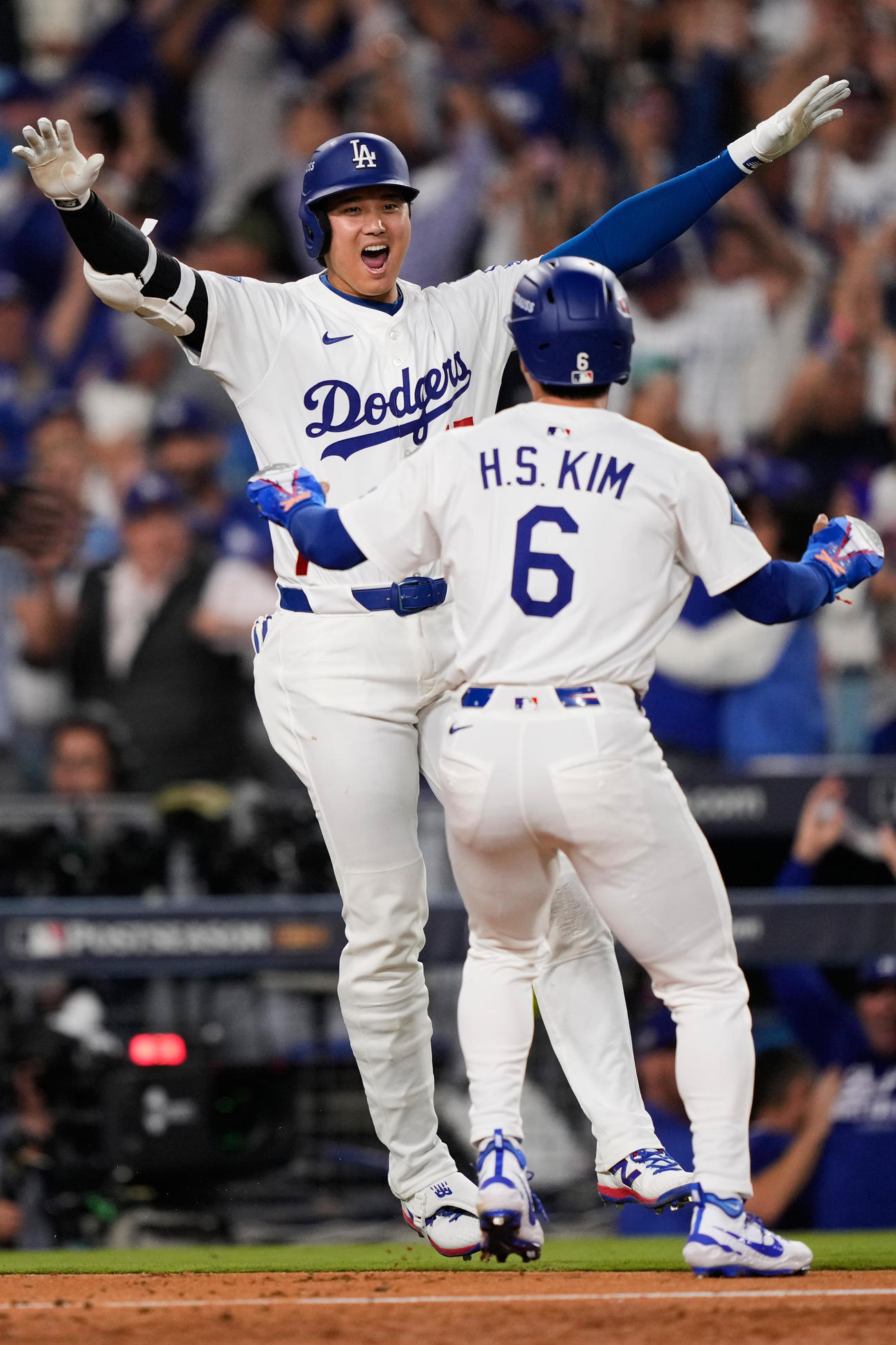 延長11回、劇的なサヨナラ勝利を飾り歓喜するドジャース大谷翔平（AP）