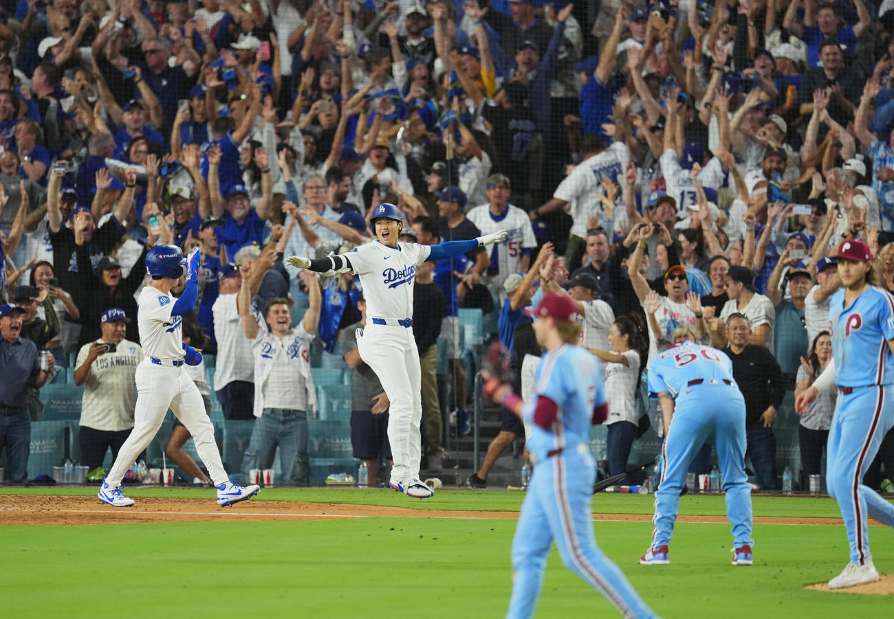 地区シリーズ・ドジャース対フィリーズ　11回、サヨナラでリーグチャンピンシップに進出を決め、喜びを爆発させる大谷（中央）（撮影・菅敏）