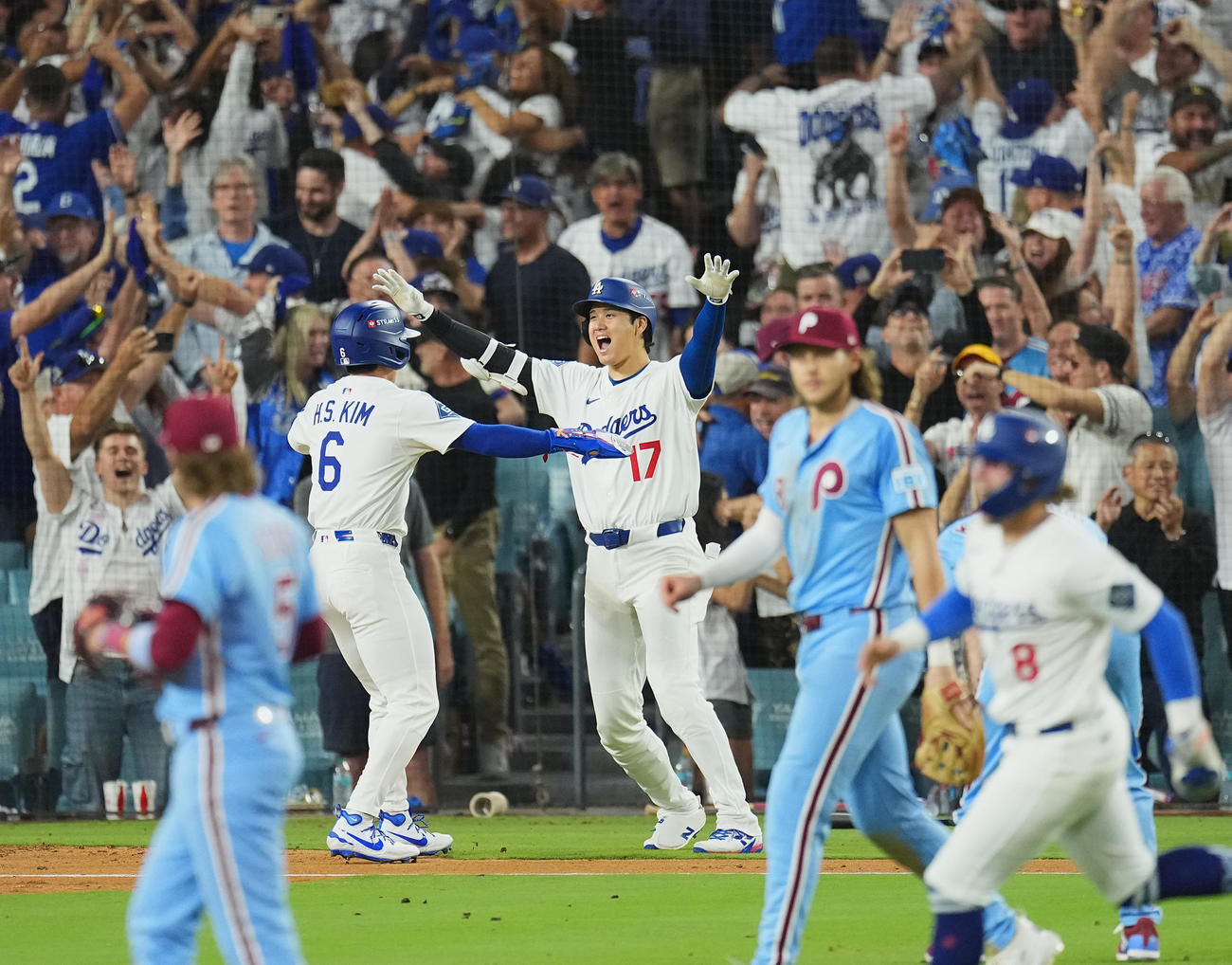 地区シリーズ・ドジャース対フィリーズ　11回、サヨナラでリーグチャンピンシップに進出を決め、喜びを爆発させる大谷（中央）（撮影・菅敏）