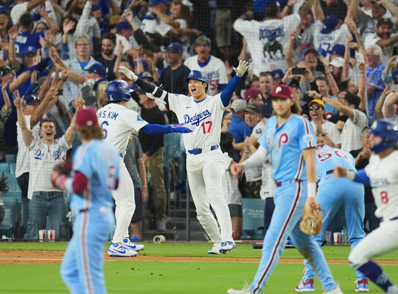 地区シリーズ・ドジャース対フィリーズ　11回、サヨナラでリーグチャンピンシップに進出を決め、喜びを爆発させる大谷（中央）（撮影・菅敏）