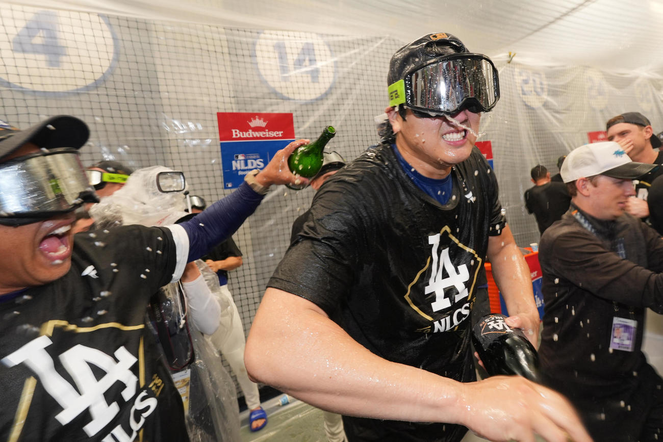 ドジャース－フィリーズ　リーグ優勝決定シリーズ進出を決め、祝勝会で盛り上がるドジャース大谷翔平（右）とロバーツ監督（AP）