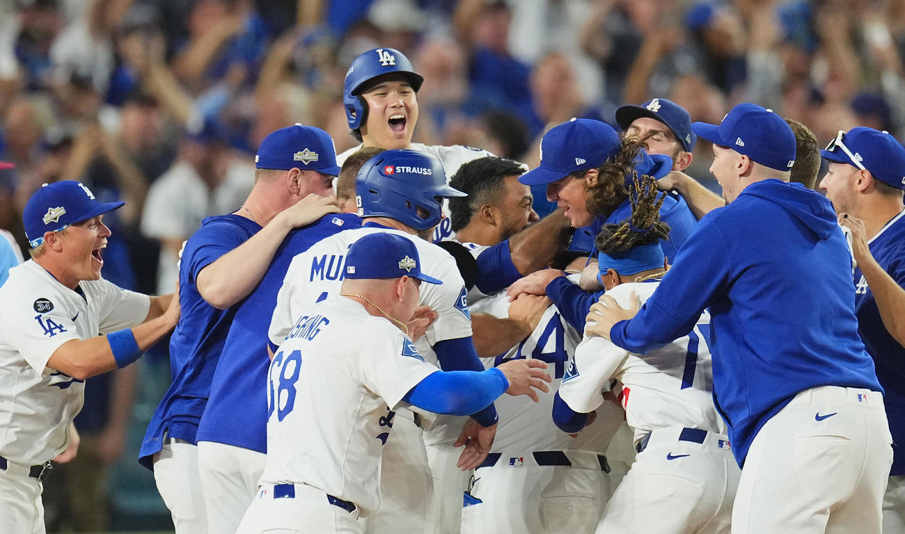 地区シリーズ・ドジャース対フィリーズ　11回、サヨナラでリーグチャンピンシップに進出を決め、歓喜するドジャースナイン（撮影・菅敏）